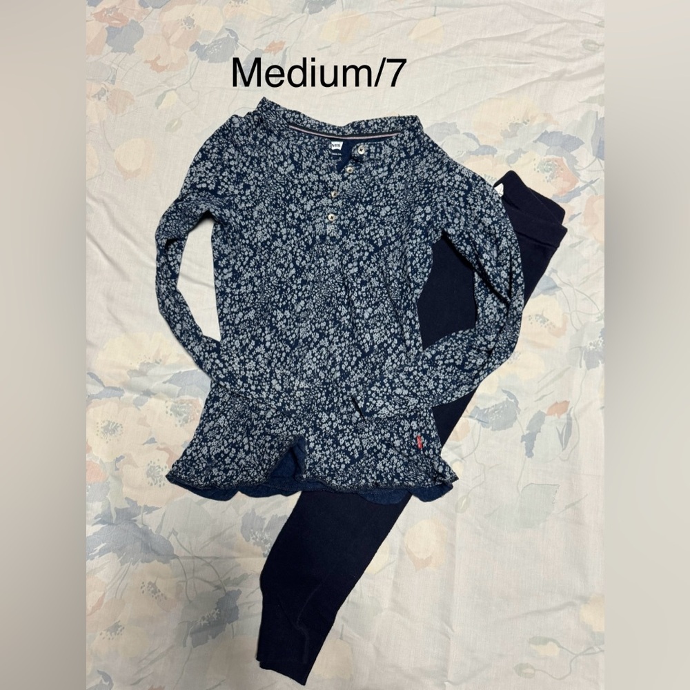 Girls Medium/7 navy floral shirt w thick navy pants.